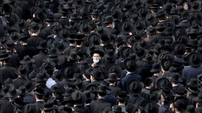 Miles de ultraortodoxos violan el confinamiento