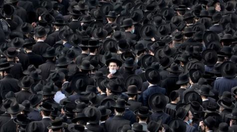 Miles de ultraortodoxos violan el confinamiento en el funeral de un rabino en Israel