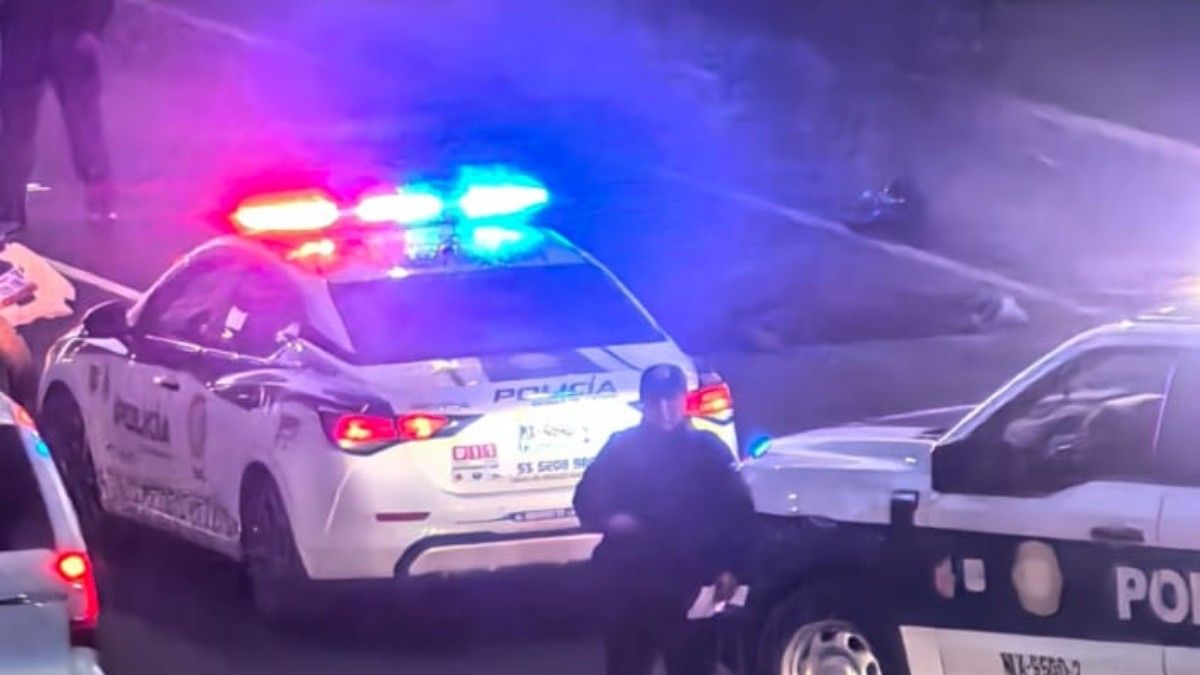 VIDEOS | Mueren motociclistas tras chocar con un muro en Tizapán San Ángel y salir disparados al pavimento