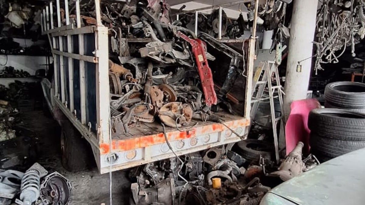 Incautan en Santa María Aztahuacan 16 toneladas de posibles autopartes robadas