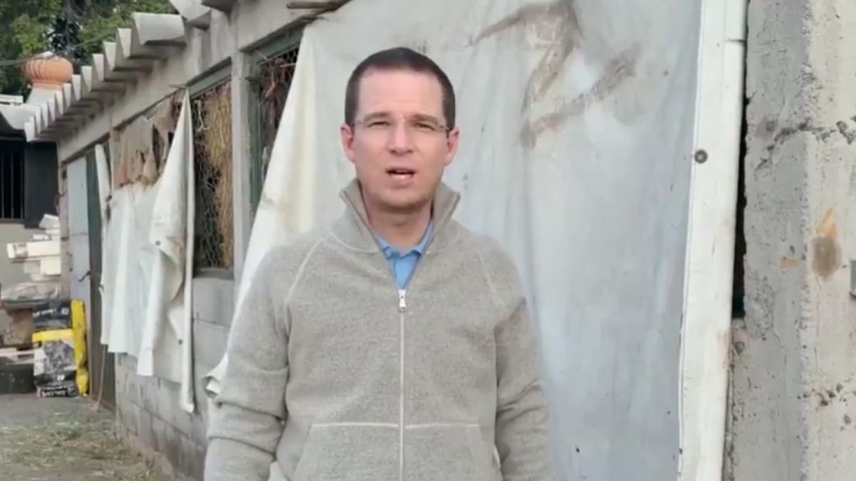 Ricardo Anaya sube a combi y Metro para denunciar condiciones de personal médico