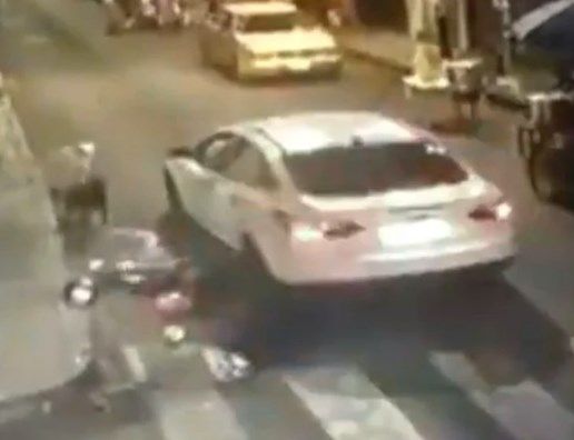 (Video) Conductor se echa de reversa y atropella a mujer mayor en Tlalpan