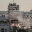 Así cayó un edificio de 14 pisos este martes en Gaza