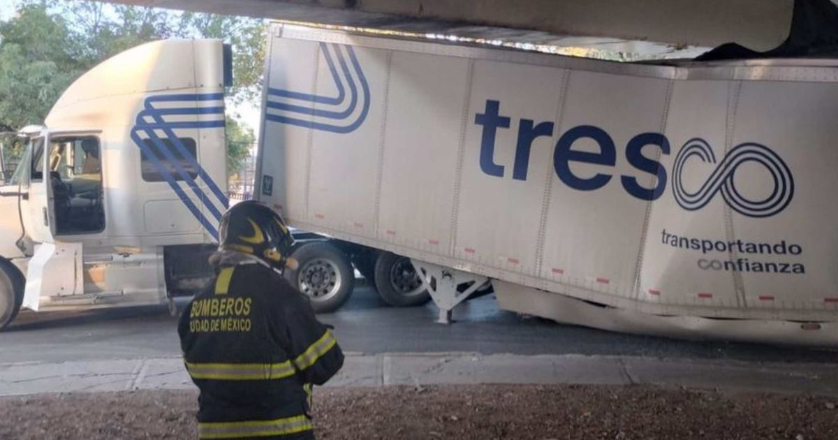 Tráiler queda atorado bajo puente sobre Avenida Rio Churubusco y Eje 3
