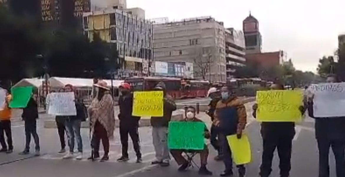 Bloquean ambulantes Paseo de la Reforma y demandan más lugares donde vender