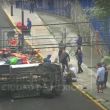 Camioneta vuelca en Tlalpan y pollo termina en el pavimento Camioneta vuelca en Tlalpan y pollo termina en el pavimento