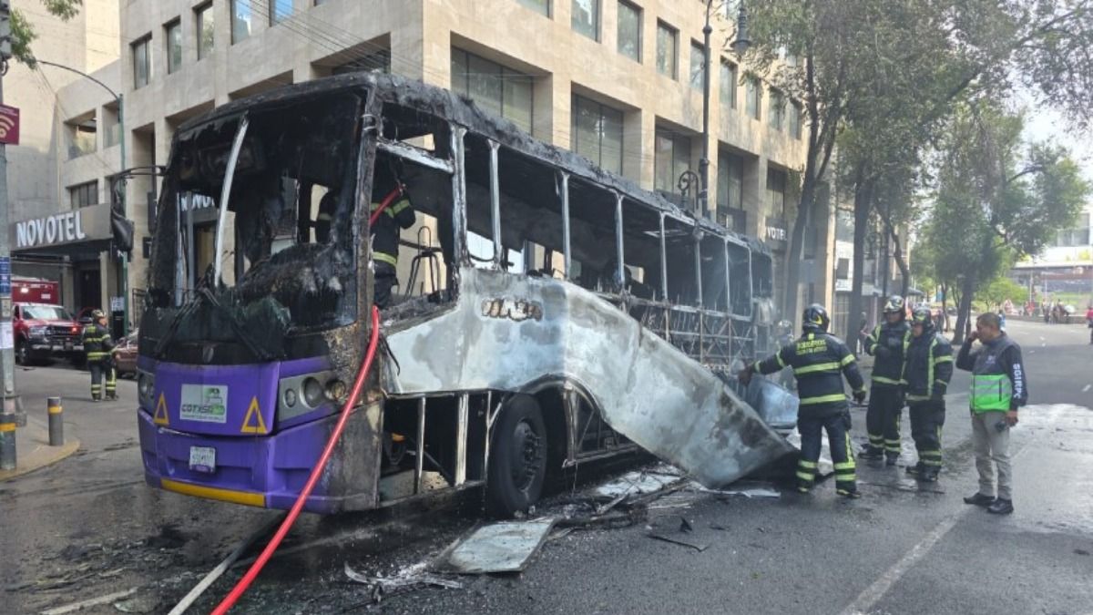 VIDEOS | Autobús de transporte público se incendia en el Centro Histórico