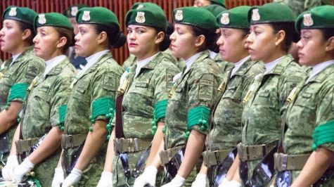 Proponen servicio militar obligatorio para mujeres