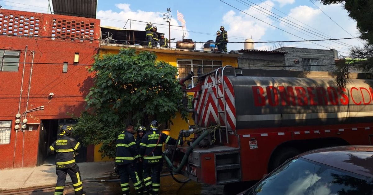 Bomberos sofocan incendio en azotea de vivienda en la colonia Cuchilla ...