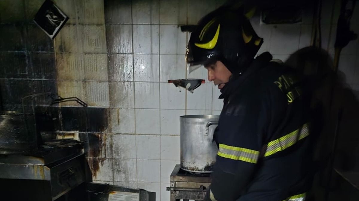 VIDEOS | Extinguen bomberos incendio en negocio de Parque Delta