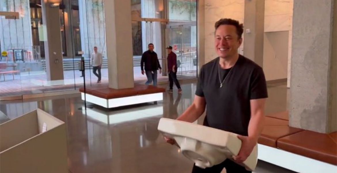 (video) Elon Musk entra en la sede de Twitter con un lavamanos