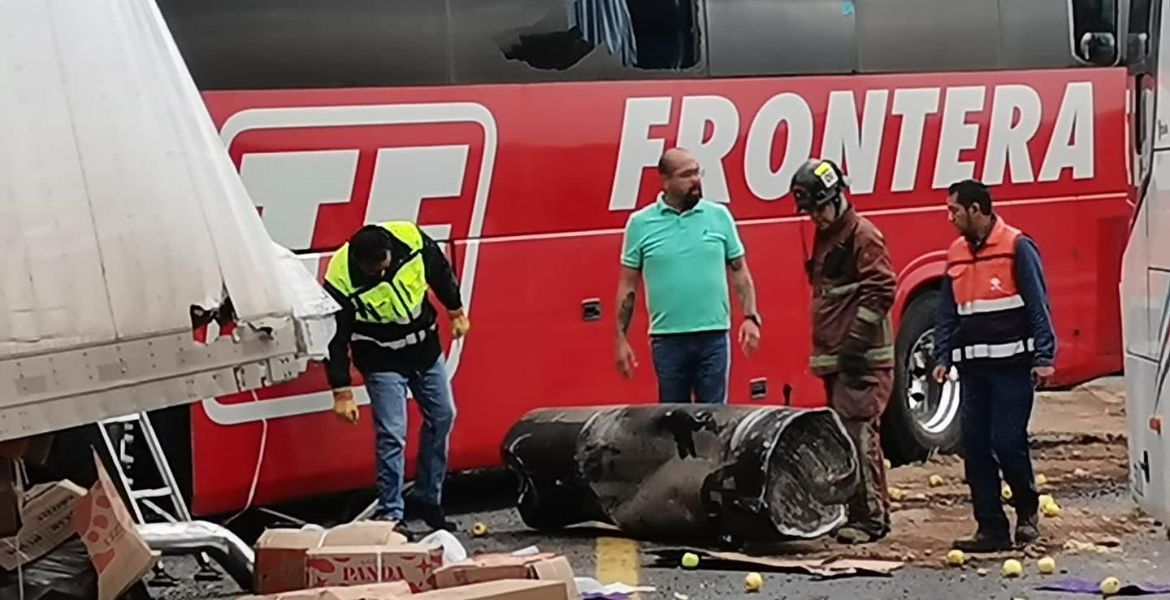 Choque entre tráiler y tres autobuses deja un muerto y 11 lesionados en SLP