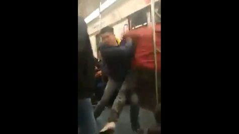 VIDEO: Usuarios del Metro protagonizan riña dentro de vagón en movimiento 