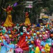 Unidad del Metrobús de la Ciudad de México con horario especial por el Desfile de Día de Muertos.