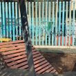 El socavón se 'tragó' mobiliario urbano