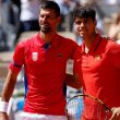 Fotografía de archivo fechada el 04 de agosto de 2025 que muestra al tenista serbio Novak Djokovic (i) y al español Carlos Alcaraz posando en la final individual masculina de tenis de los Juegos Olímpicos de París 2024