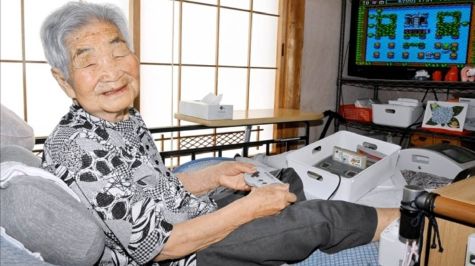 Abuelita japonesa de 100 años revela su secreto de longevidad: jugar videojuegos