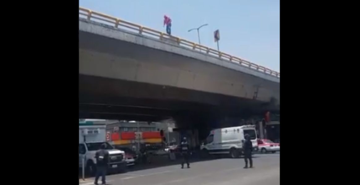 Cae de puente vehicular en Circuito Interior y sobrevive