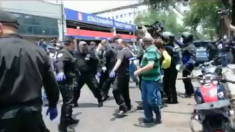 Primero liberan a agresores de enfermera, pero los vuelven a detener en la salida