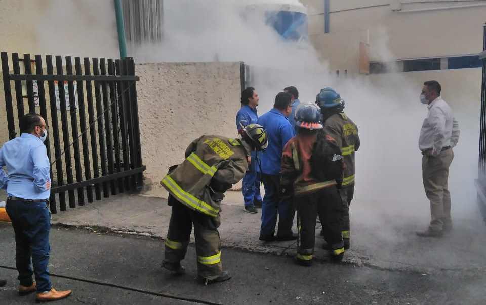 Bomberos atienden fuga de oxígeno en IMSS de Tlalnepantla