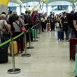 Larga fila en aeropuerto europeo por ciberataque Larga fila en aeropuerto europeo por ciberataque
