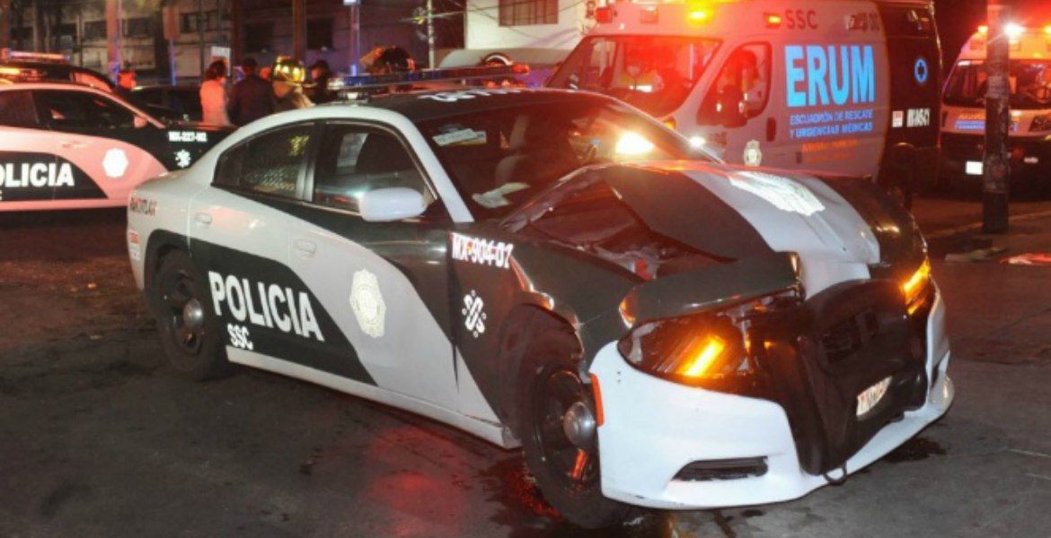 Patrulla de policía choca contra motociclista en Benito Juárez