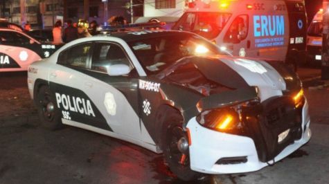 Patrulla de policía choca contra motociclista en Benito Juárez