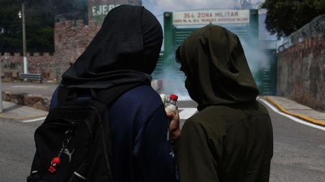 Galería | Normalistas protestan en Chilpancingo por el caso Ayotzinapa y lanzan petardos a la 35ª Zona Militar