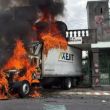 Campo Militar 1-A Ayotzinapa tiran puerta camion.jpg Campo Militar 1-A Ayotzinapa tiran puerta camion.jpg