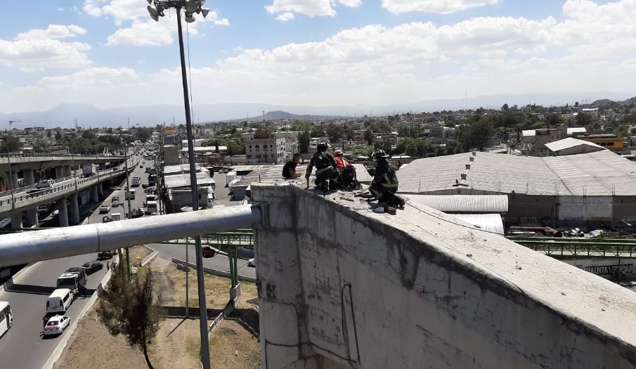 Salvan a hombre que intentó arrojarse desde el Puente de la Concordia