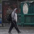 Las autoridades recomendaron a la población retirar la basura de las coladeras para evitar encharcamientos, cerrar puertas y ventanas ante rachas de viento.