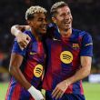 Los jugadores del FC Barcelona, el polaco Robert Lewandowski (d) y Lamine Yamal