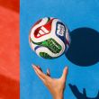 Según Adidas, la forma del balón está optimizada para ofrecer una trayectoria más estable y predecible