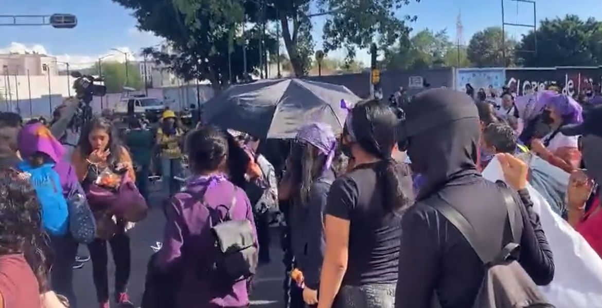 Mujeres marchan en CDMX contra la violencia de género