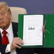 Donald Trump firma acuerdo de paz