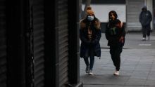 Como medidas de prevención, se recomienda utilizar crema para proteger e hidratar la piel contra el frío, evitar exponerse a cambios bruscos de temperatura, ingerir abundante agua y consumir frutas y verduras 