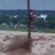 Joven aferrado a un poste tras lluvias Joven aferrado a un poste tras lluvias