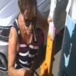 Vecina humilla a guardia 