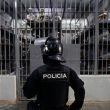 Policía custodiando una celda en el Cecot, en El Salvador