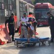Las cámaras de la unidad biarticulada registraron el momento en que la motocicleta ingresó al carril confinado