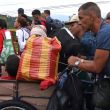 Personas caminan en una caravana migratoria con destino a Estados Unidos