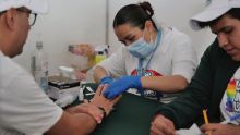 Personal médico del IMSS realiza una prueba rápida de detección de VIH