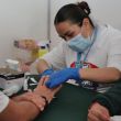Personal médico del IMSS realiza una prueba rápida de detección de VIH