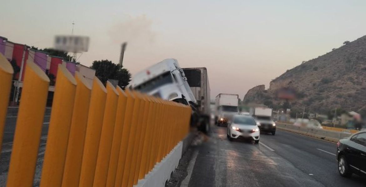 Cierre parcial en la autopista México-Puebla tras choque de tráiler