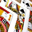 Cartas de póker acomodadas sobre una mesa listas para iniciar una partida