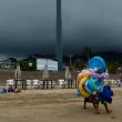 Vendedores caminan en una playa de Acapulco Vendedores caminan en una playa de Acapulco