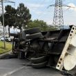 Durante las labores, Tránsito capitalino implementó cortes y desvíos a la circulación para facilitar los trabajos y evitar nuevos percances en la zona. Durante las labores, Tránsito capitalino implementó cortes y desvíos a la circulación para facilitar los trabajos y evitar nuevos percances en la zona.