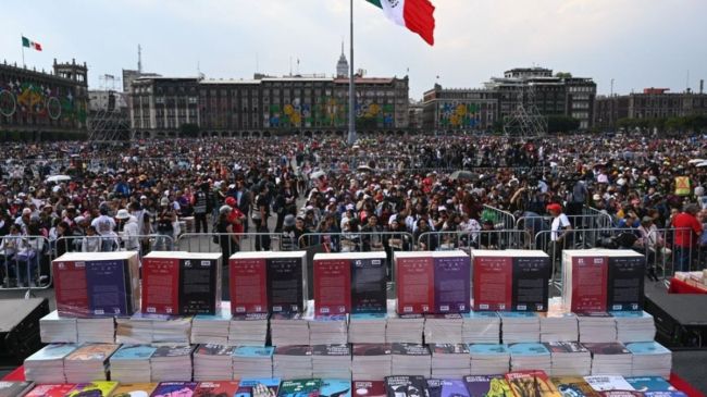 entrega Sheinbaum libros Zocalo CDMX.jpg