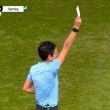 Arbitro saca tarjeta blanca