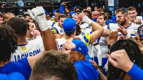 Matthew Stafford lanzó tres pases de anotación y condujo a los Rams a un dramático triunfo ante Panthers para avanzar en los playoffs.